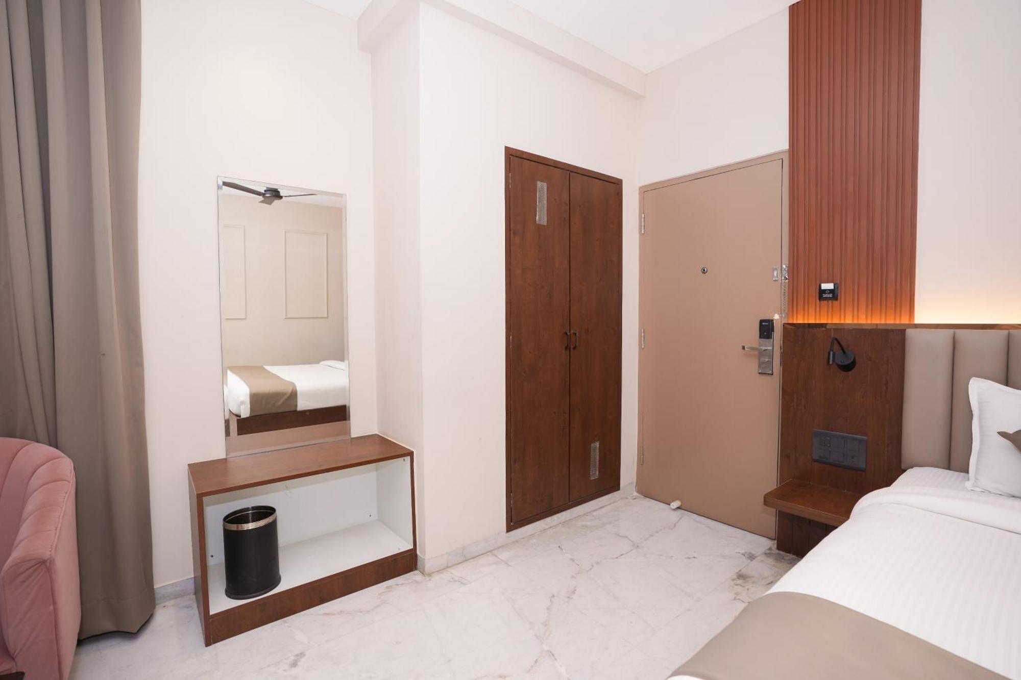 Отель Vaishnavi Residency Бангалор Экстерьер фото